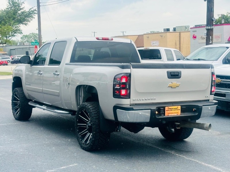 Chevrolet Silverado 2500HD Vehicle Full-screen Gallery Image 13