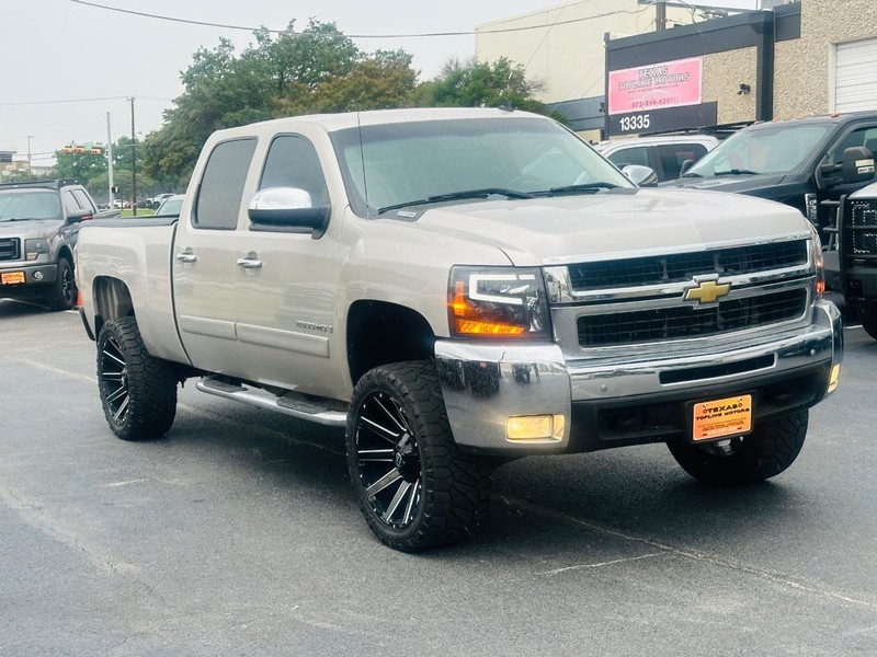 Chevrolet Silverado 2500HD Vehicle Full-screen Gallery Image 18