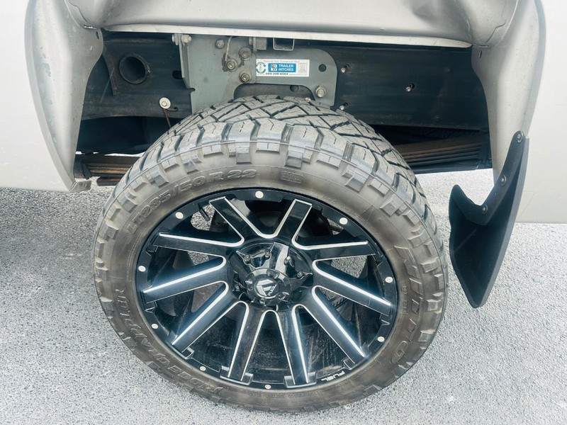 Chevrolet Silverado 2500HD Vehicle Full-screen Gallery Image 22