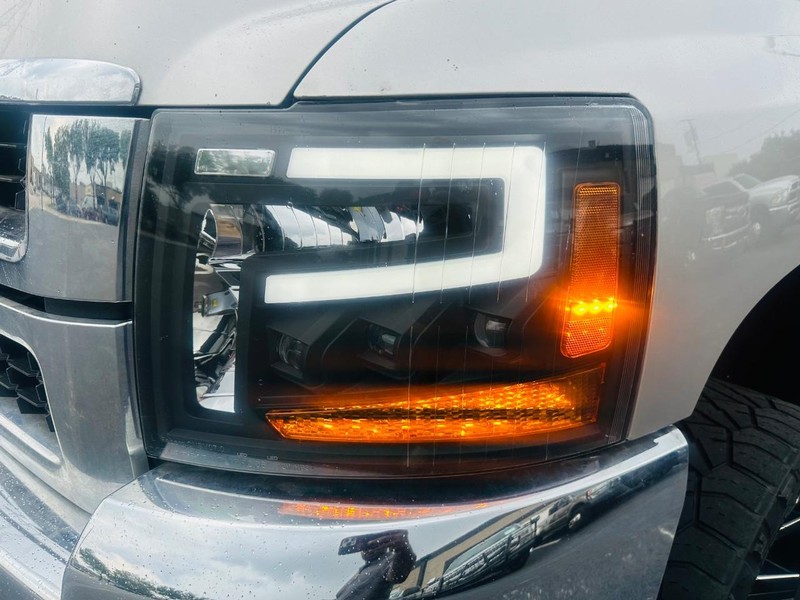 Chevrolet Silverado 2500HD Vehicle Full-screen Gallery Image 24