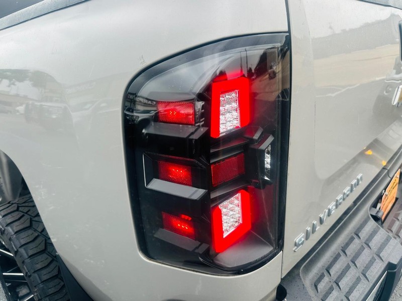 Chevrolet Silverado 2500HD Vehicle Full-screen Gallery Image 25