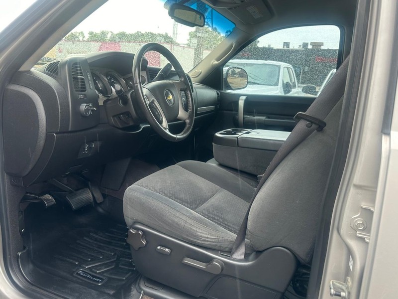 Chevrolet Silverado 2500HD Vehicle Full-screen Gallery Image 27