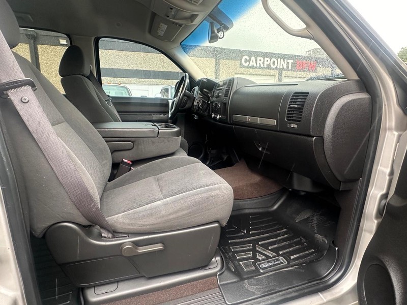 Chevrolet Silverado 2500HD Vehicle Full-screen Gallery Image 29