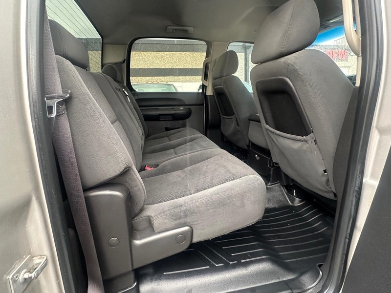 Chevrolet Silverado 2500HD Vehicle Full-screen Gallery Image 30