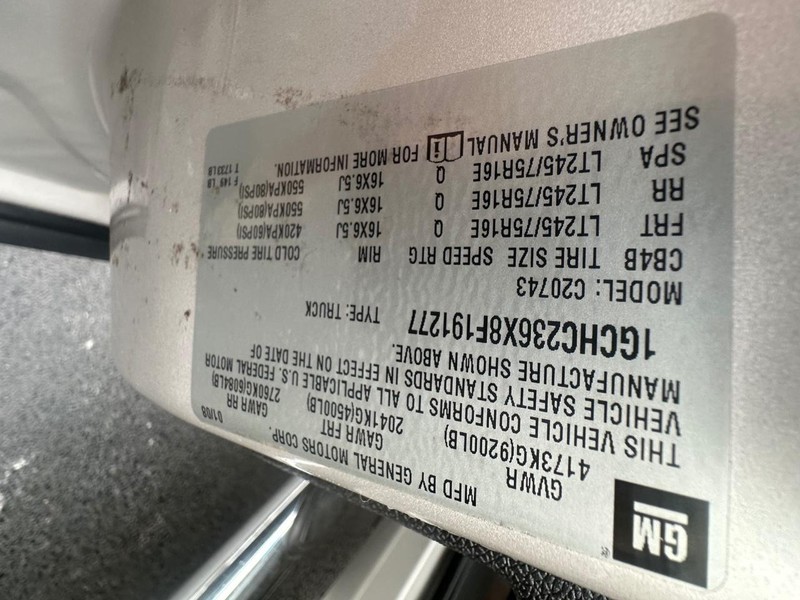 Chevrolet Silverado 2500HD Vehicle Full-screen Gallery Image 32