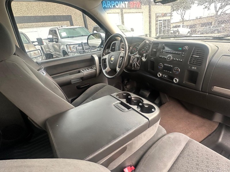 Chevrolet Silverado 2500HD Vehicle Full-screen Gallery Image 33