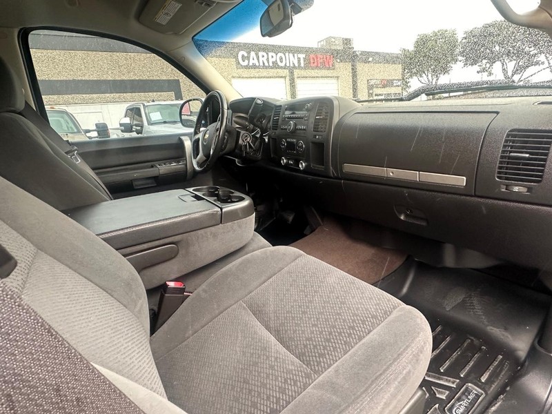 Chevrolet Silverado 2500HD Vehicle Full-screen Gallery Image 34