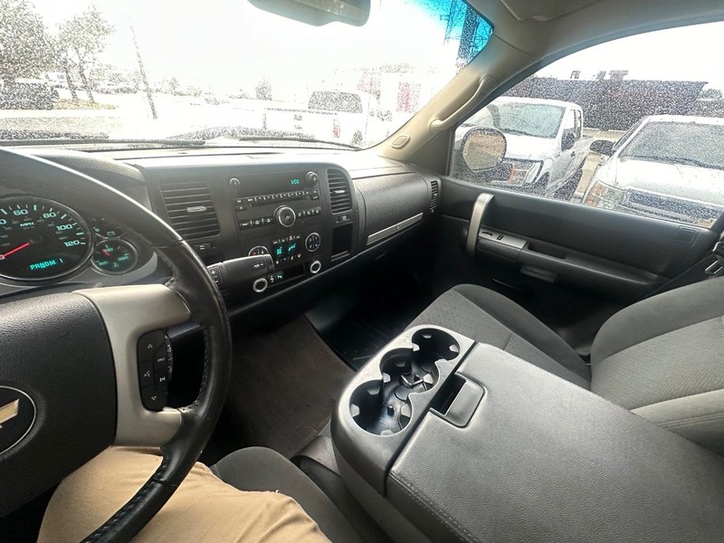 Chevrolet Silverado 2500HD Vehicle Full-screen Gallery Image 35