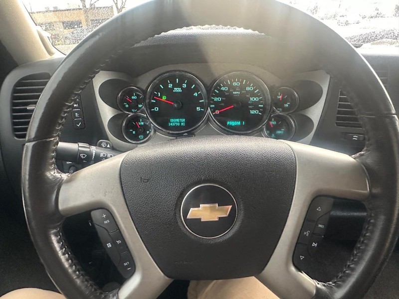 Chevrolet Silverado 2500HD Vehicle Full-screen Gallery Image 36