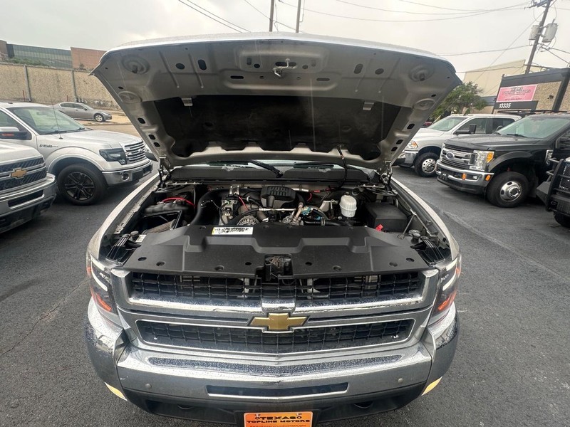 Chevrolet Silverado 2500HD Vehicle Full-screen Gallery Image 37