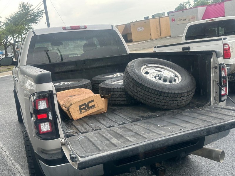 Chevrolet Silverado 2500HD Vehicle Full-screen Gallery Image 38