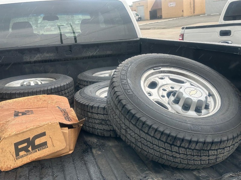 Chevrolet Silverado 2500HD Vehicle Full-screen Gallery Image 39