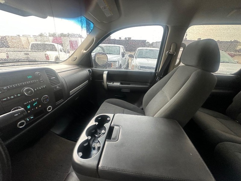 Chevrolet Silverado 2500HD Vehicle Full-screen Gallery Image 40