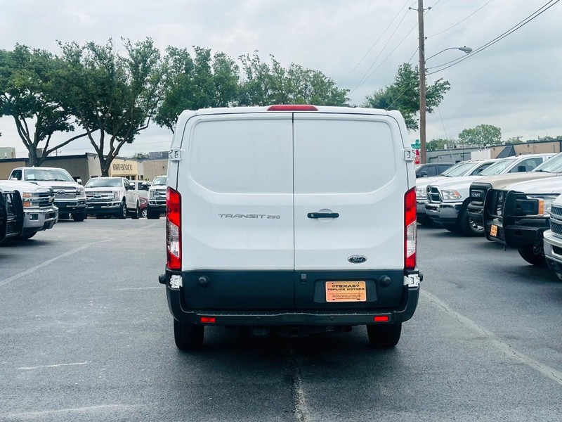 Ford Transit Van Vehicle Full-screen Gallery Image 09