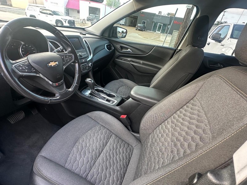 Chevrolet Equinox Vehicle Full-screen Gallery Image 17