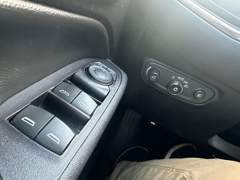 Chevrolet Equinox Vehicle Full-screen Gallery Image 35