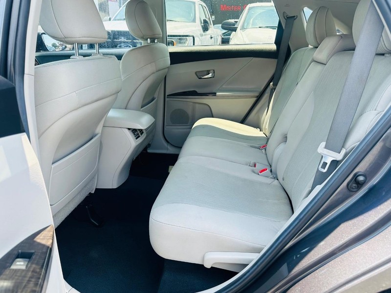 Toyota Venza Vehicle Full-screen Gallery Image 16