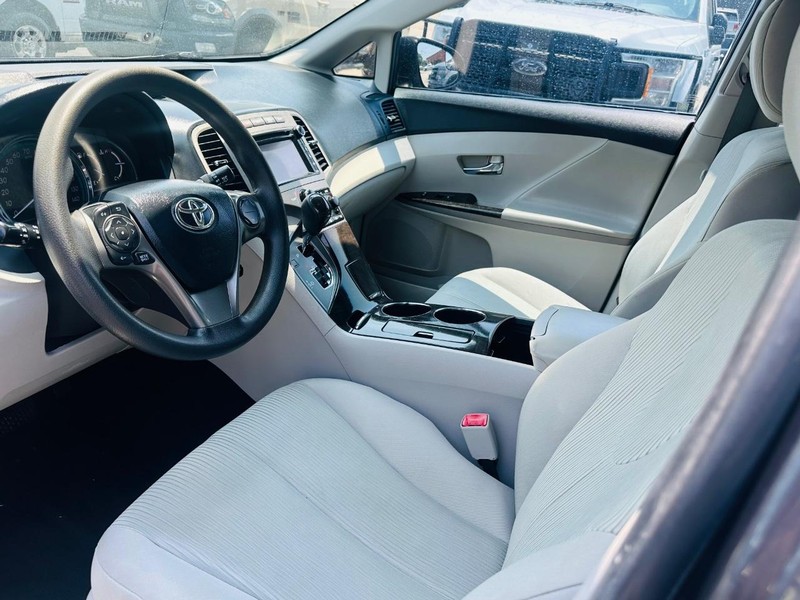 Toyota Venza Vehicle Full-screen Gallery Image 17