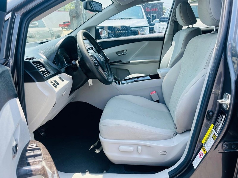 Toyota Venza Vehicle Full-screen Gallery Image 18