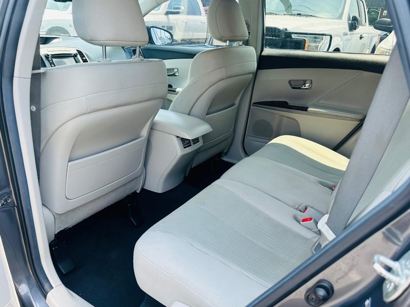 Toyota Venza Vehicle Full-screen Gallery Image 19