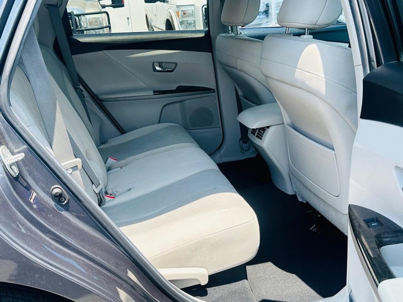 Toyota Venza Vehicle Full-screen Gallery Image 21