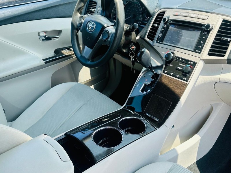 Toyota Venza Vehicle Full-screen Gallery Image 22