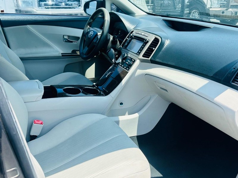 Toyota Venza Vehicle Full-screen Gallery Image 23