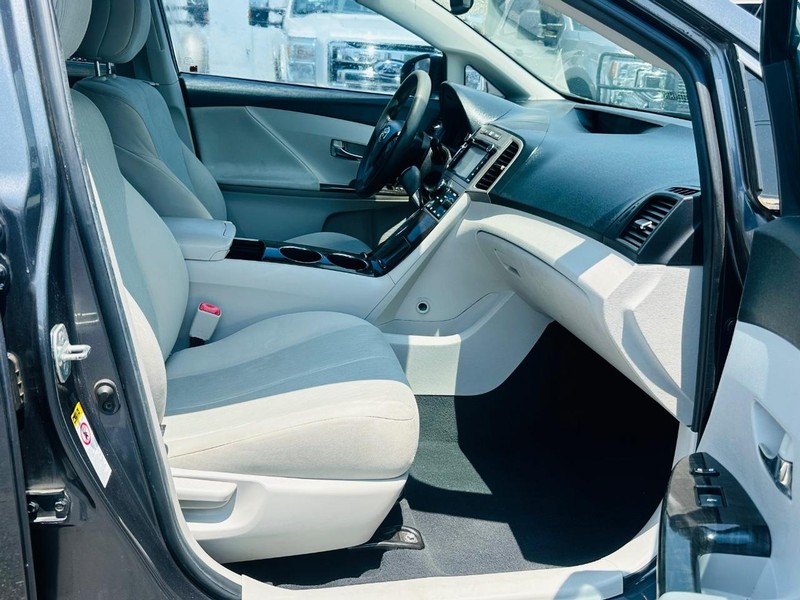 Toyota Venza Vehicle Full-screen Gallery Image 24