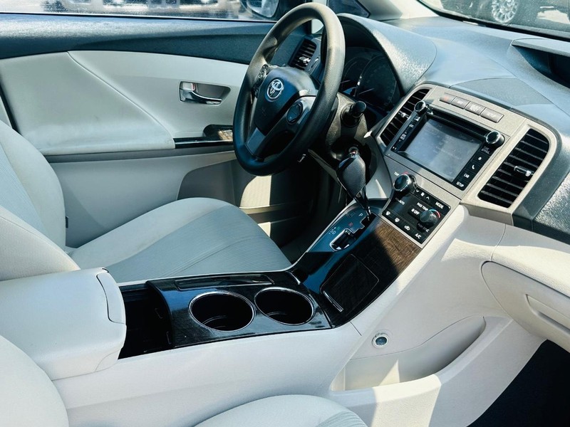 Toyota Venza Vehicle Full-screen Gallery Image 25