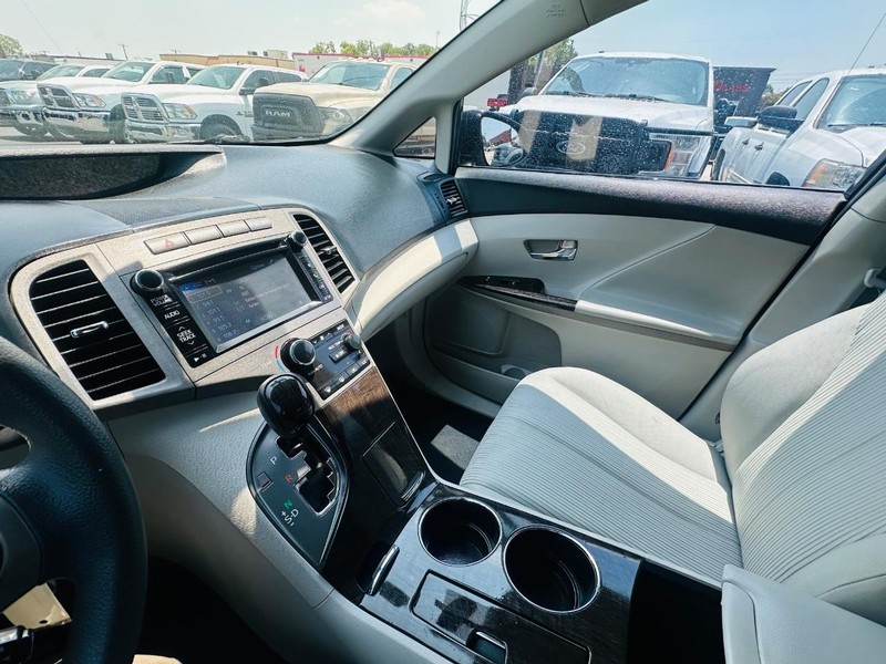 Toyota Venza Vehicle Full-screen Gallery Image 27