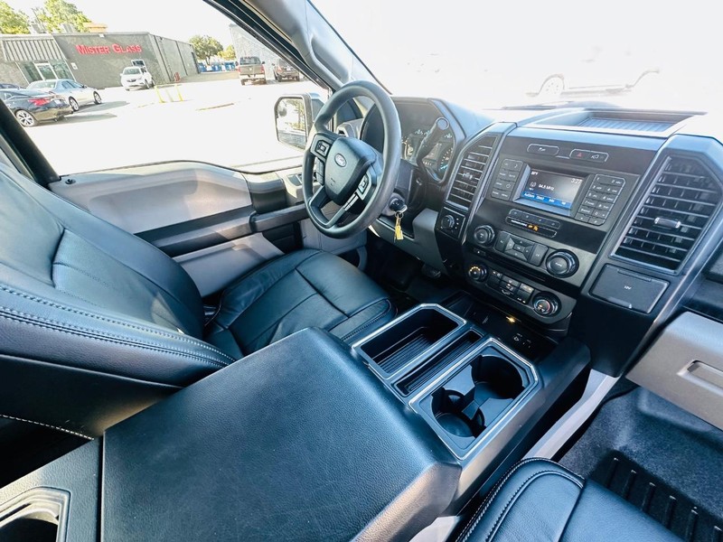 Ford F-150 Vehicle Full-screen Gallery Image 34