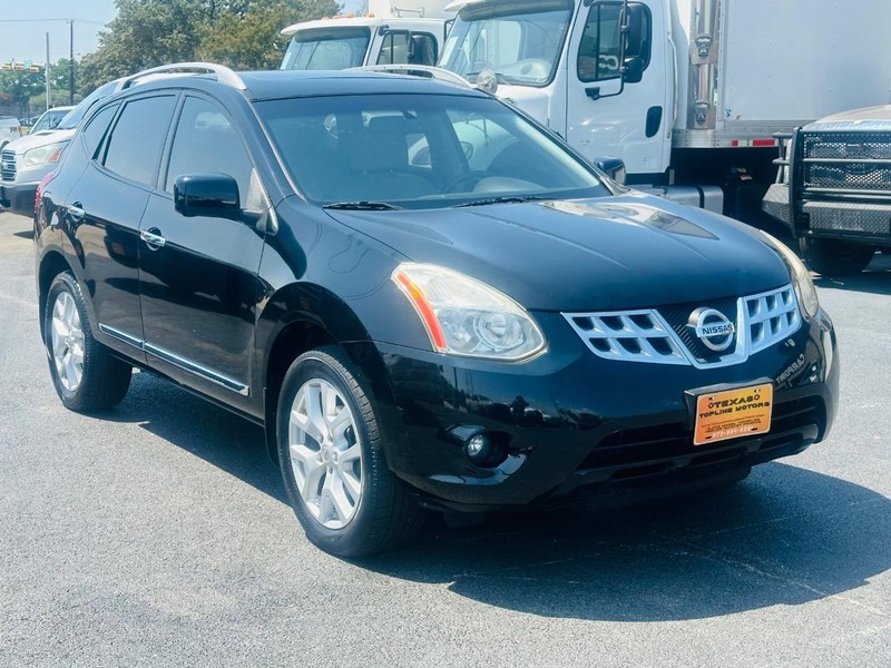 Nissan Rogue Vehicle Full-screen Gallery Image 02