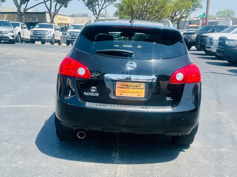 Nissan Rogue Vehicle Full-screen Gallery Image 05