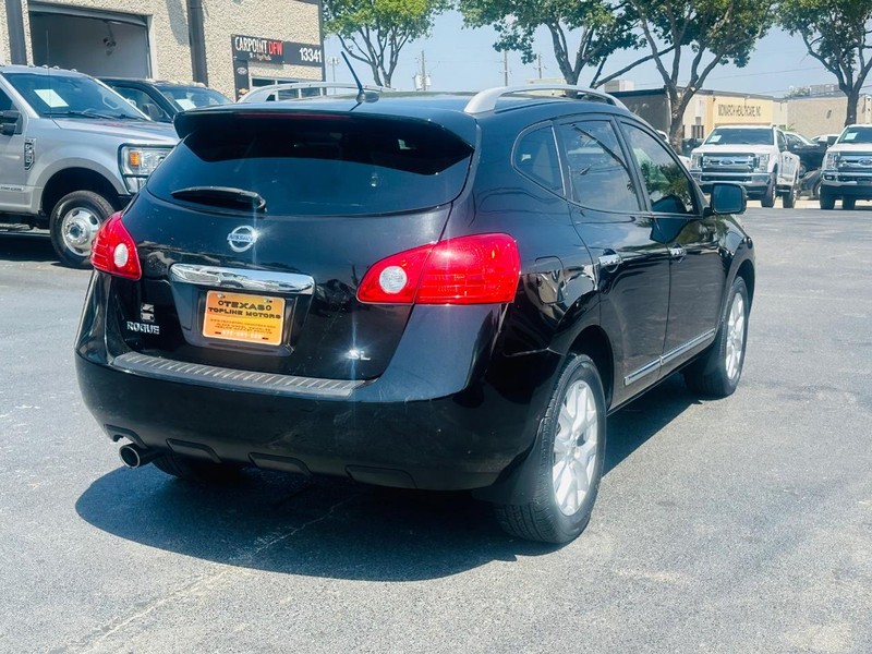 Nissan Rogue Vehicle Full-screen Gallery Image 06