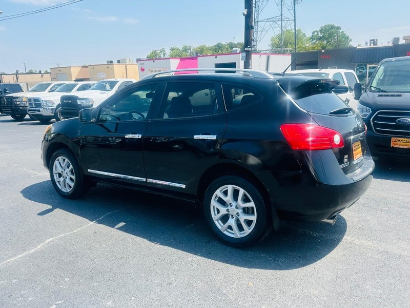 Nissan Rogue Vehicle Full-screen Gallery Image 09
