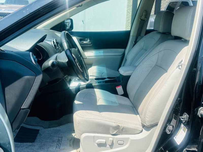 Nissan Rogue Vehicle Full-screen Gallery Image 10