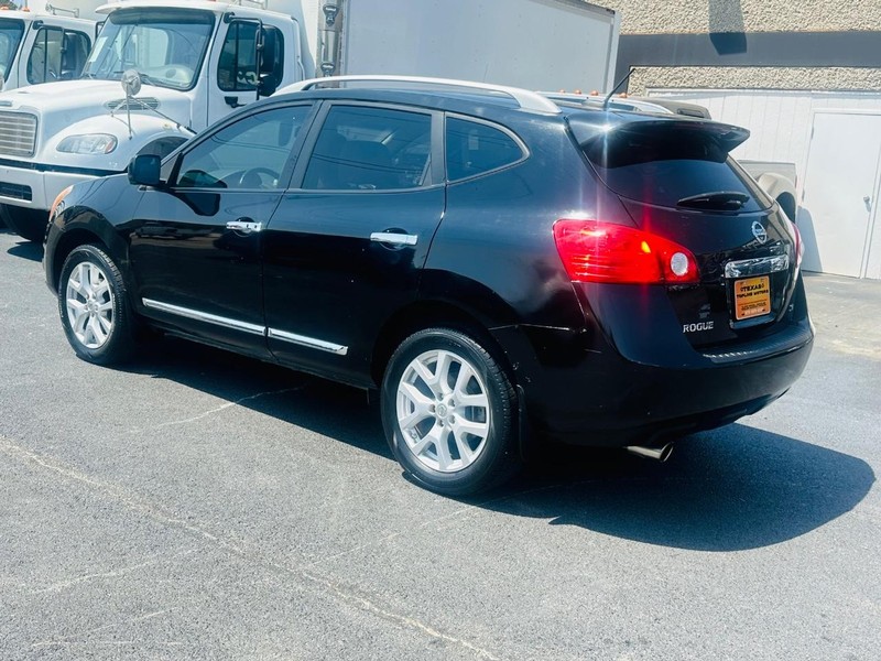 Nissan Rogue Vehicle Full-screen Gallery Image 11