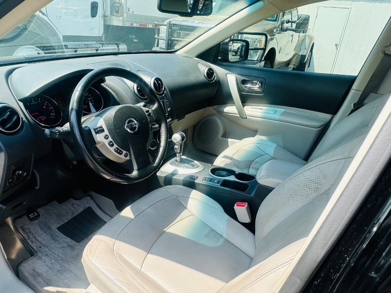 Nissan Rogue Vehicle Full-screen Gallery Image 13