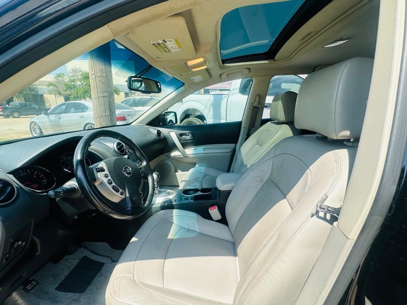 Nissan Rogue Vehicle Full-screen Gallery Image 14