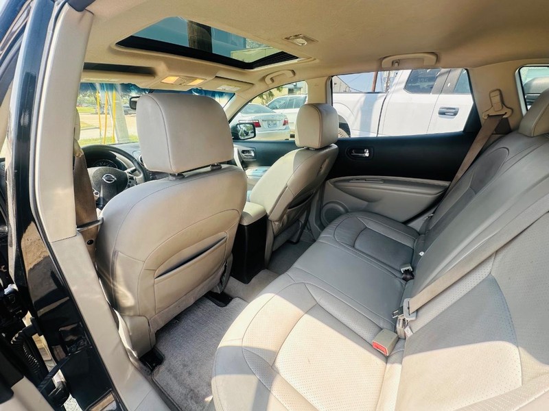 Nissan Rogue Vehicle Full-screen Gallery Image 16