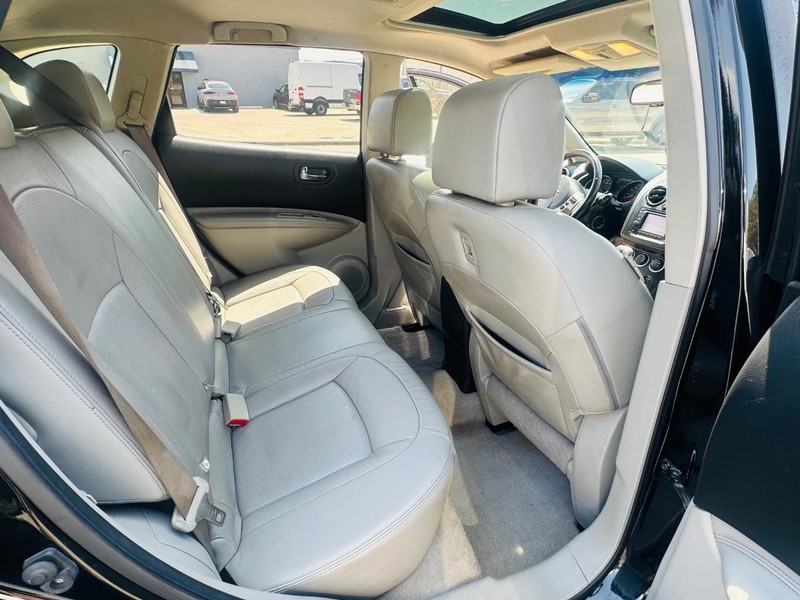 Nissan Rogue Vehicle Full-screen Gallery Image 17