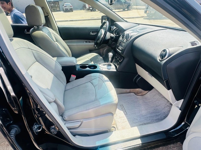 Nissan Rogue Vehicle Full-screen Gallery Image 19