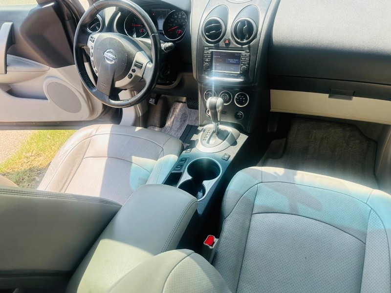 Nissan Rogue Vehicle Full-screen Gallery Image 20