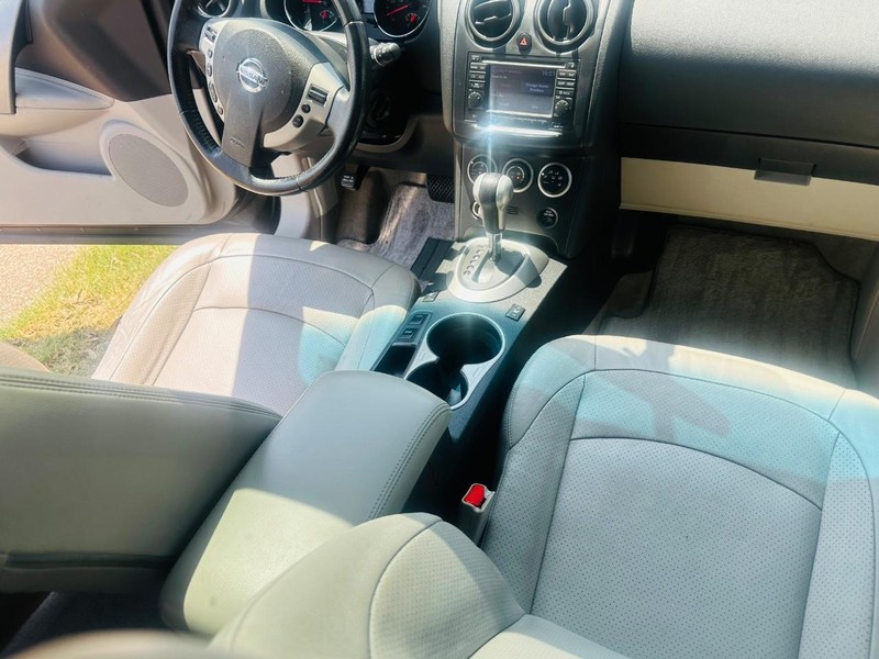 Nissan Rogue Vehicle Full-screen Gallery Image 21