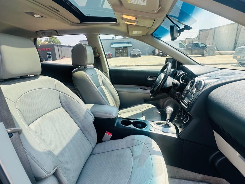 Nissan Rogue Vehicle Full-screen Gallery Image 22