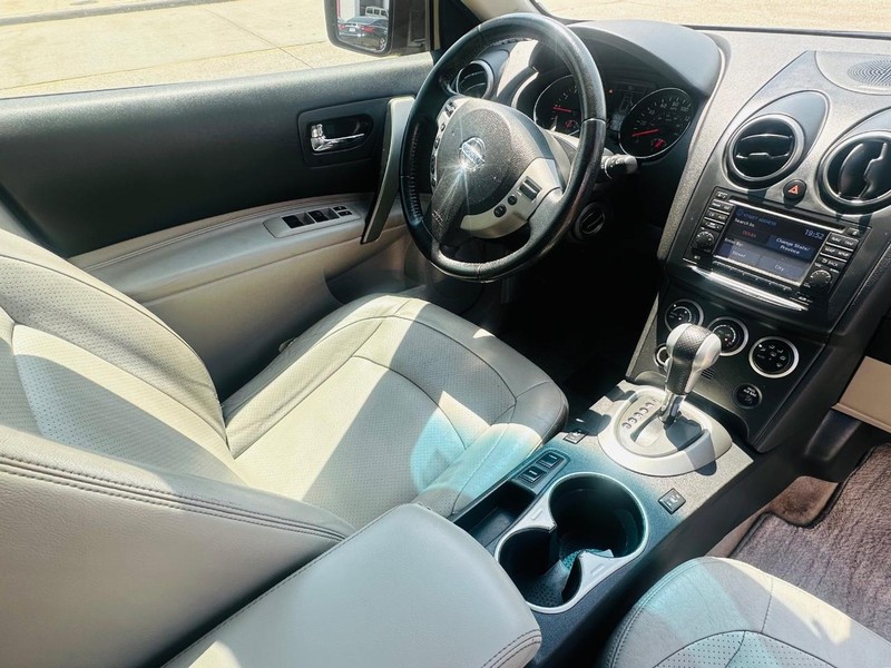 Nissan Rogue Vehicle Full-screen Gallery Image 23