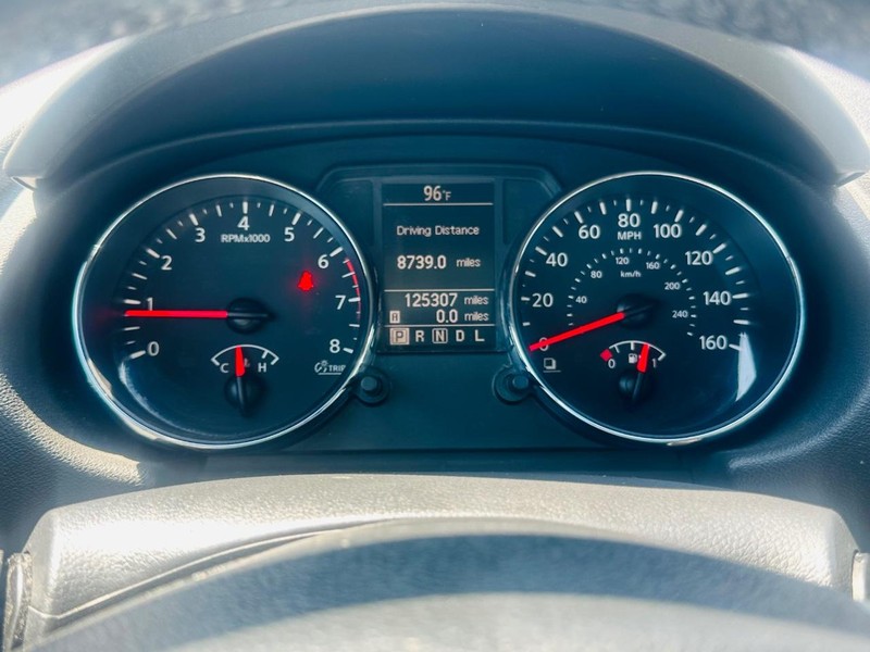 Nissan Rogue Vehicle Full-screen Gallery Image 24