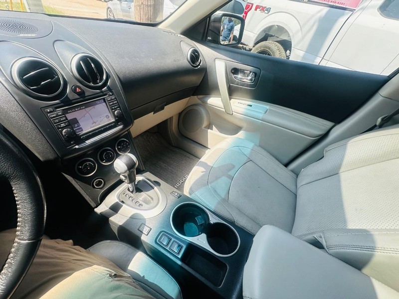 Nissan Rogue Vehicle Full-screen Gallery Image 27