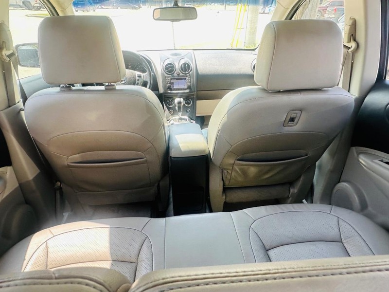 Nissan Rogue Vehicle Full-screen Gallery Image 31