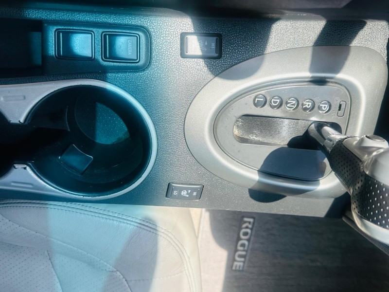 Nissan Rogue Vehicle Full-screen Gallery Image 32